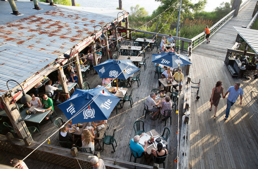 Casual, dockside dining at Hammerhead's Bar and Grille in Destin, Florida